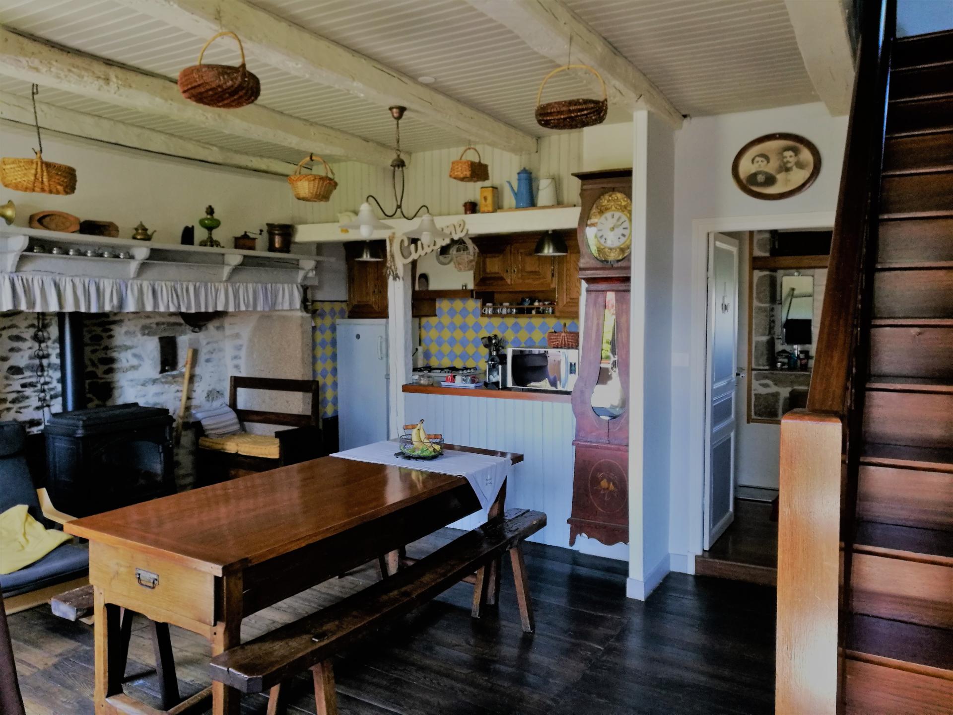 Vue cuisine, pièce de vie, depuis l'entrée