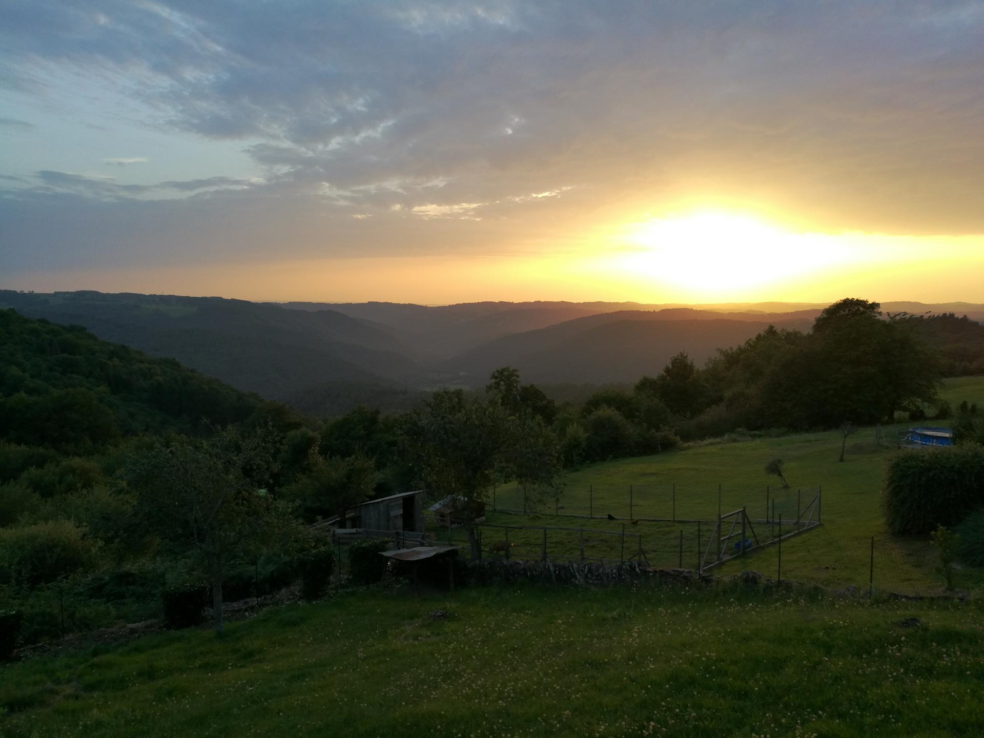 Coucher de soleil sur la vallée de la Dordogne depuis Billoux