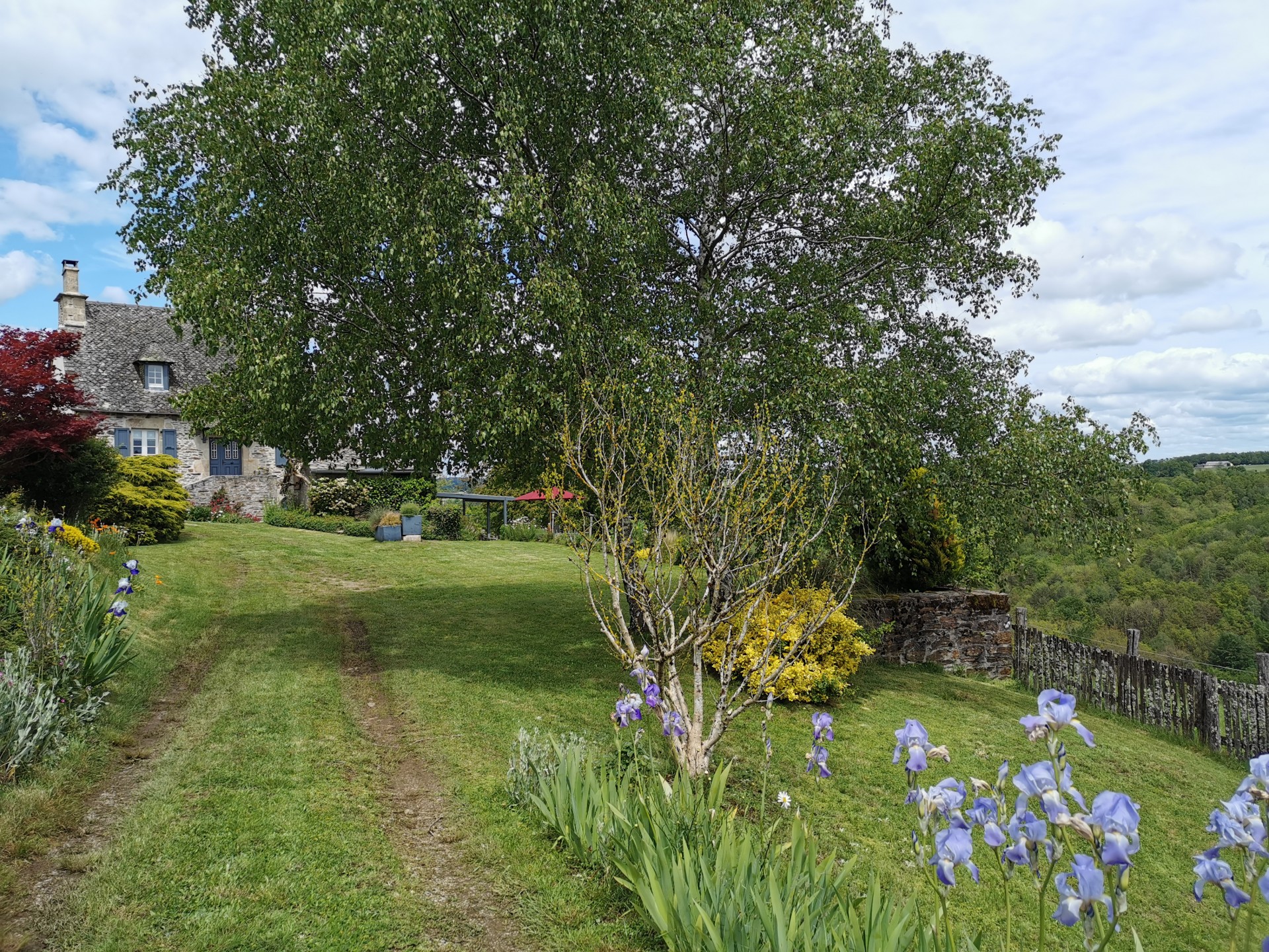 Vue maison entrée grange