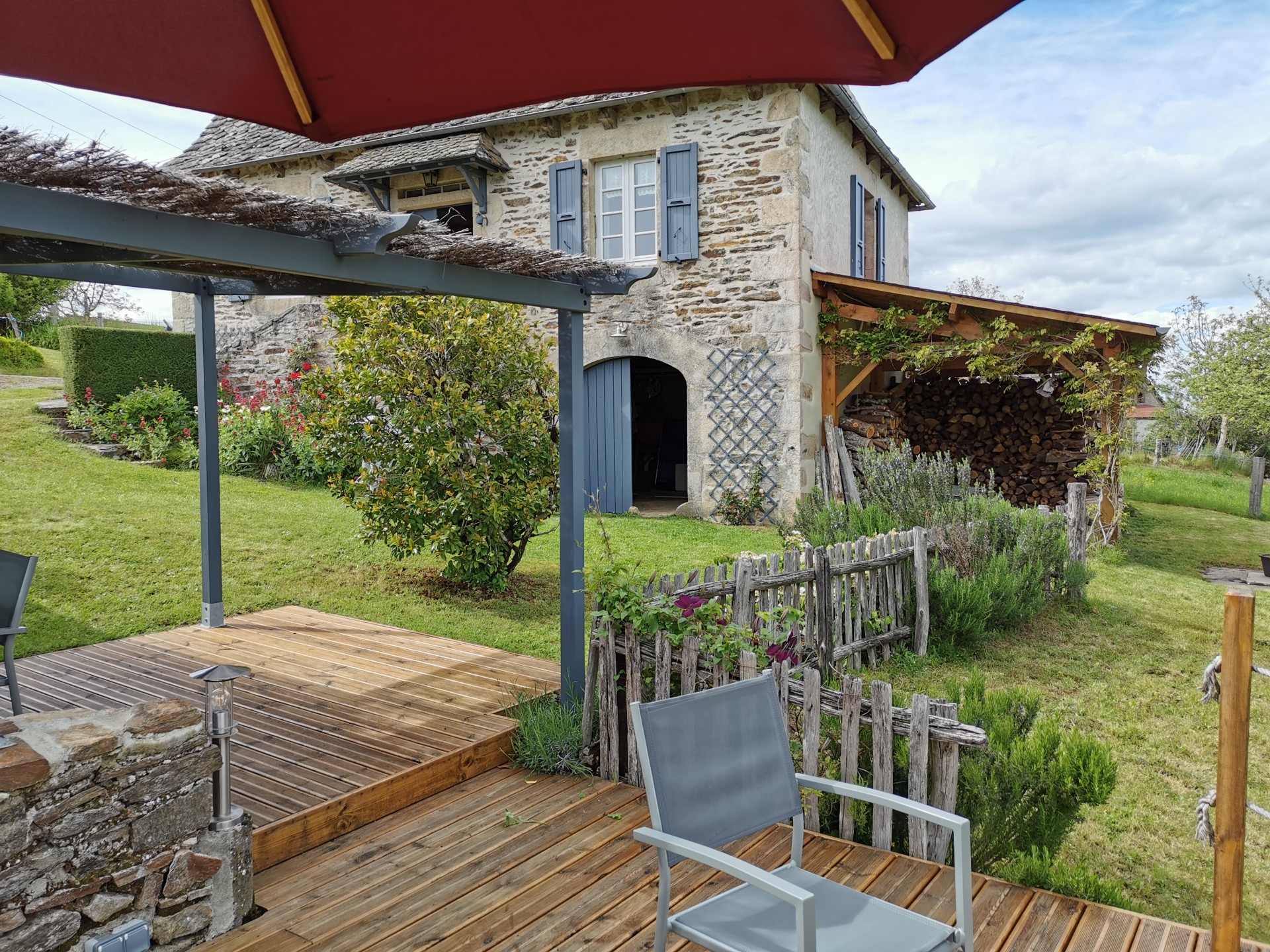 Vue maison depuis terrasse petit déj'