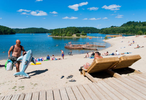 Une des plages du lac de Saint Etienne Cantales (département du Cantal)